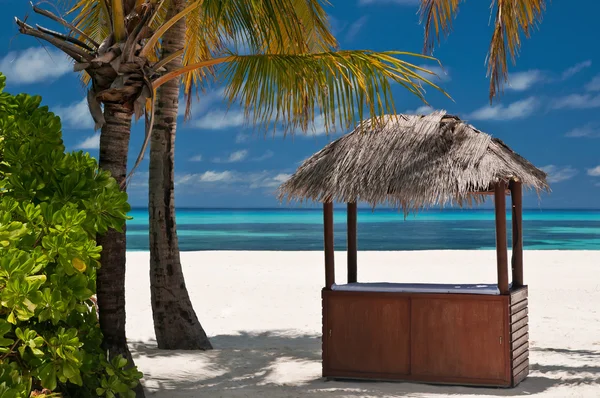 Beachbar på en tropisk ö — Stockfoto