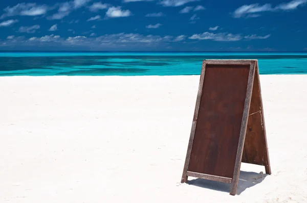 Tablero de menú en blanco en la playa — Foto de Stock