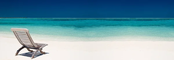 Деревянный холст стул на красивом тропическом пляже Стоковое Фото