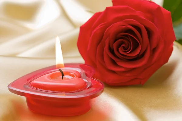 Ароматическая свеча и красная роза — стоковое фото