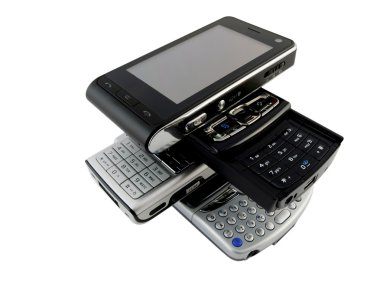 çeşitli akıllı telefonlar üzerinde beyaz yığını