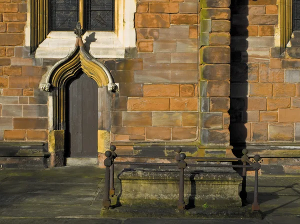 무덤과 주황색 벽돌 교회 — 스톡 사진