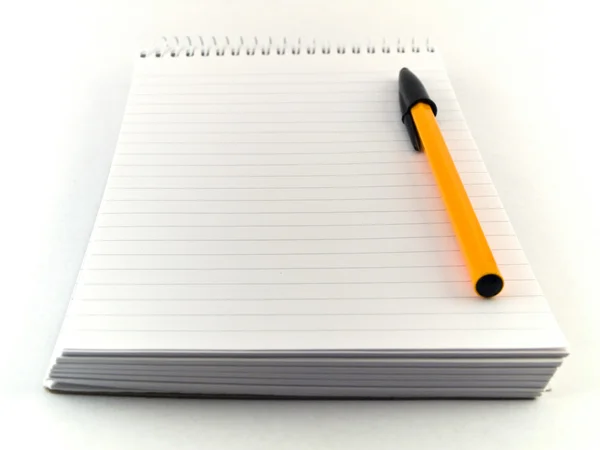 Tükenmez kalem ve beyaz üstünde not etmek — Stok fotoğraf