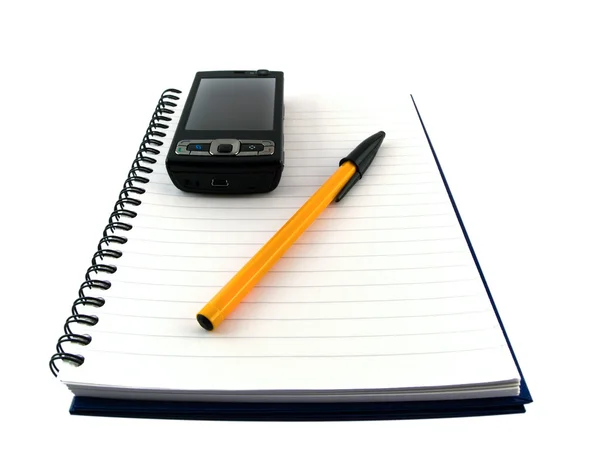 Mobilní telefon a biro kuličkové pero na Poznámkový blok — Stock fotografie