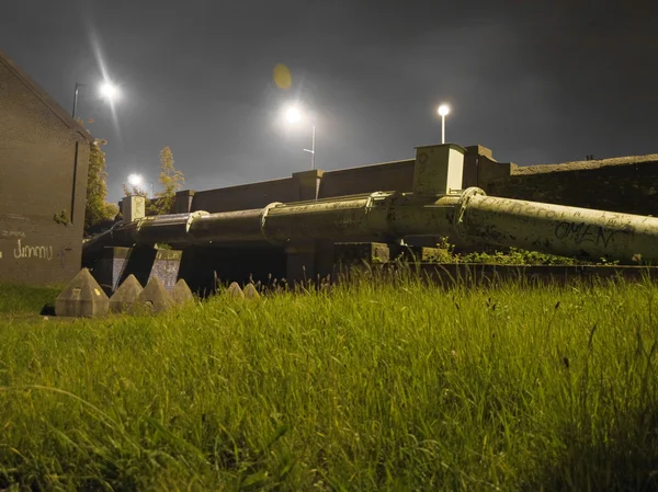 Rura vandalised gazu w pobliżu trawy w nocy — Zdjęcie stockowe