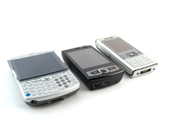 Telefoni cellulari moderni su sfondo bianco — Foto Stock