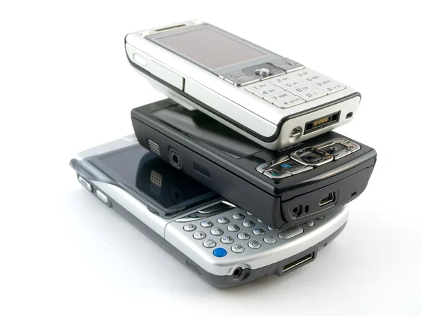 Современные мобильные телефоны на белом фоне — стоковое фото
