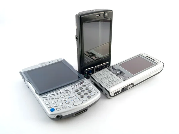 Moderní mobilní telefony na bílém pozadí — Stock fotografie