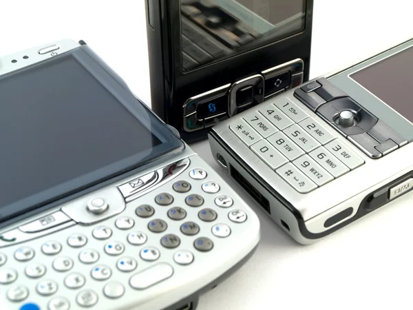 Telefones móveis modernos em fundo branco — Fotografia de Stock