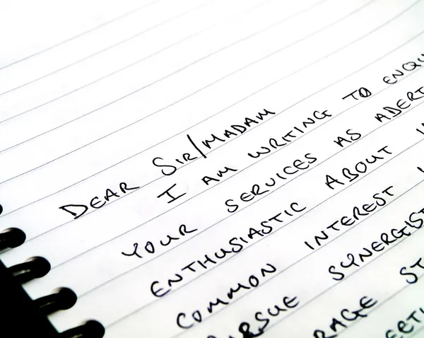 Kära sir handskrivna skriva ett brev på anteckningar — Stockfoto