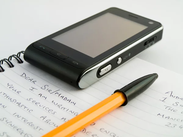 Carta con bolígrafo Biro pluma y teléfono móvil — Foto de Stock