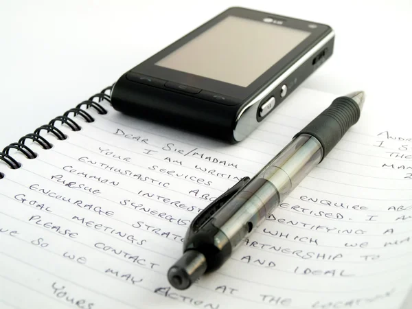 Carta manuscrita con pluma y teléfono celular — Foto de Stock