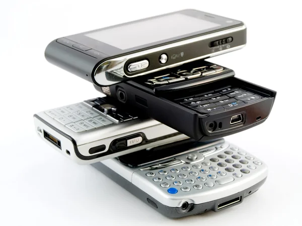 Pile pile de plusieurs téléphones cellulaires modernes — Photo