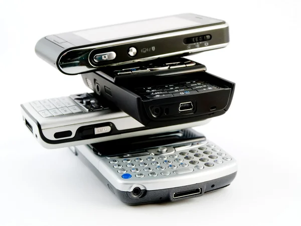 Στοίβα σωρό από διάφορα σύγχρονα κινητά τηλέφωνα — Φωτογραφία Αρχείου