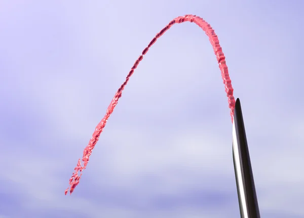 Macro van naald tip spuiten van bloed in de hemel — Stockfoto