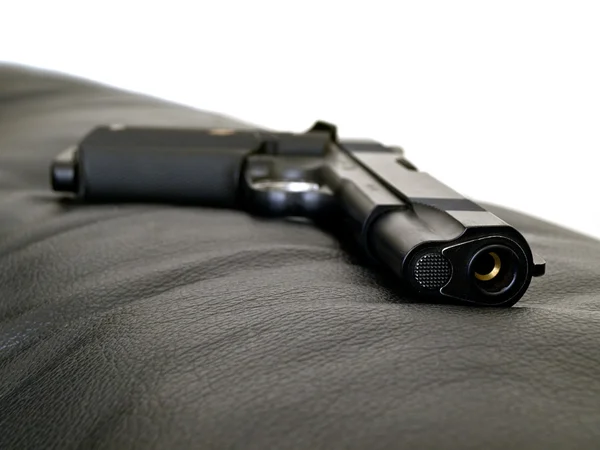 Pistolet en acier noir sur cuir — Photo