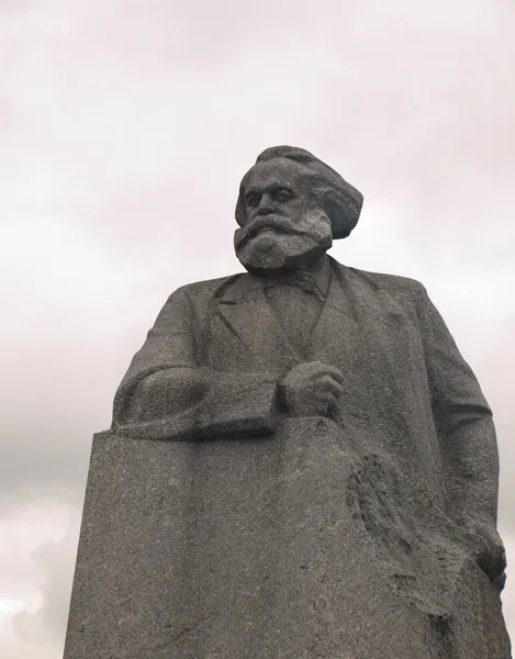 Статуя Карла Маркса в площі революції — стокове фото
