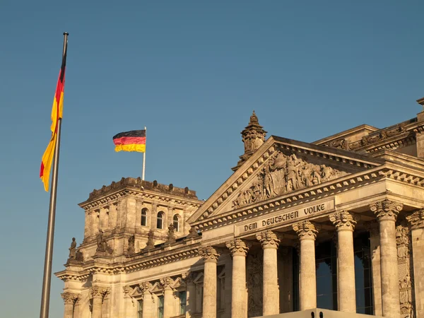 Drapelul german zboară deasupra Bundestagului Reichstag — Fotografie, imagine de stoc