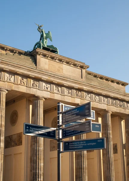 Irány jel, a Brandenburgi kapu — Stock Fotó