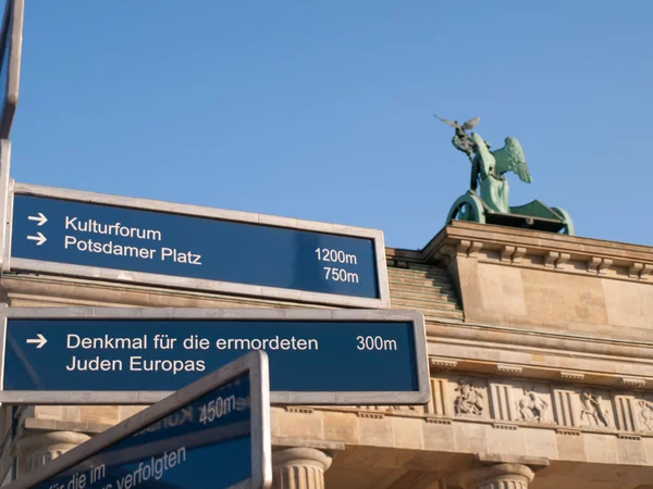 Direction Sign by Brandenburg Gate — Stock Photo, Image
