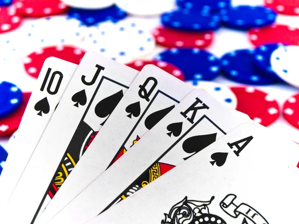 Piros, fehér és kék póker zseton és Royal Flush-t Stock Kép