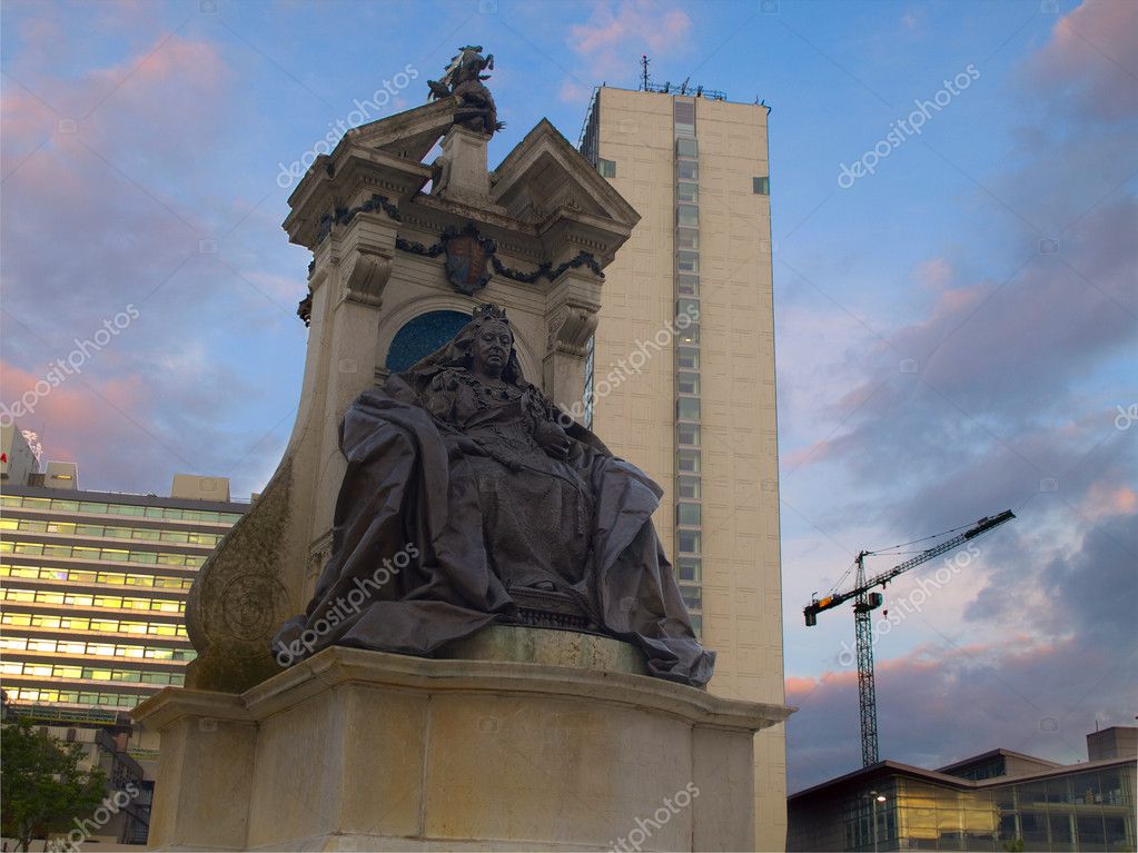 Queen Victoria Statue in Manchester — Stock Photo © bobbigmac 9902455