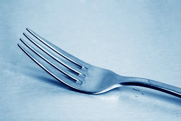 Close-up van vork geïsoleerd op blauwe achtergrond — Stockfoto