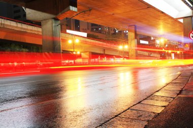 Kentsel gece trafiği görünümü