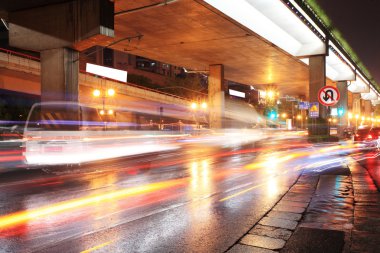 Kentsel gece trafiği görünümü