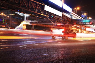 Kentsel gece trafiği görünümü