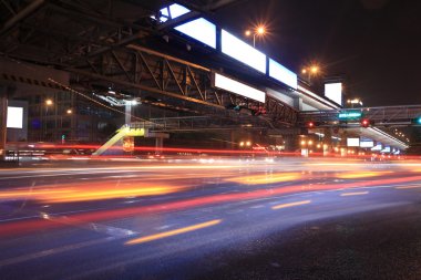 Kentsel gece trafiği görünümü