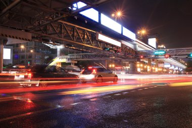 Kentsel gece trafiği görünümü