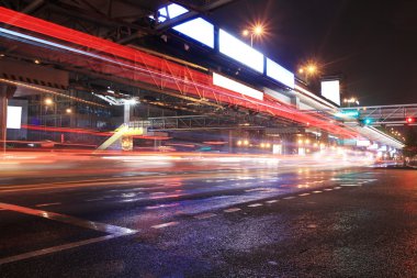 Kentsel gece trafiği görünümü