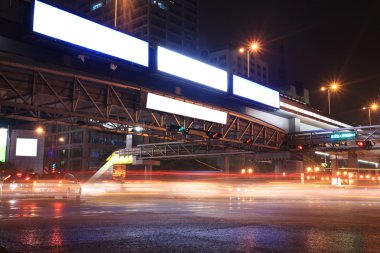 Kentsel gece trafiği görünümü