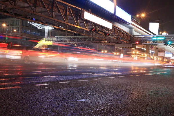Widok miejskiej nocy ruchu — Zdjęcie stockowe