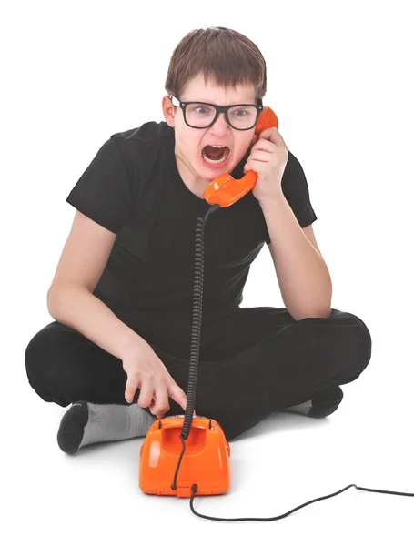 Злой ребенок кричит в телефон — стоковое фото