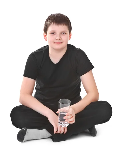 Junge hält Glas Wasser in der Hand — Stockfoto