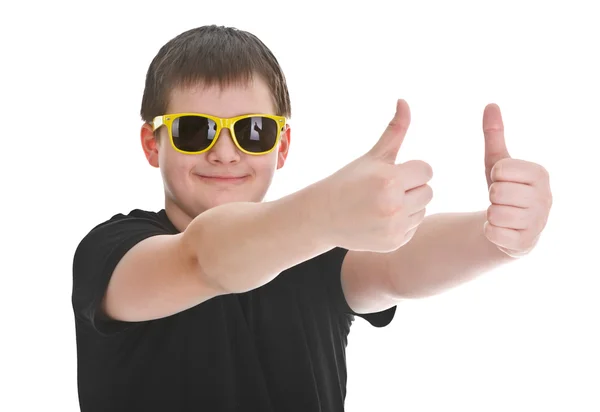 Мальчик показывает большой палец вверх знак — стоковое фото