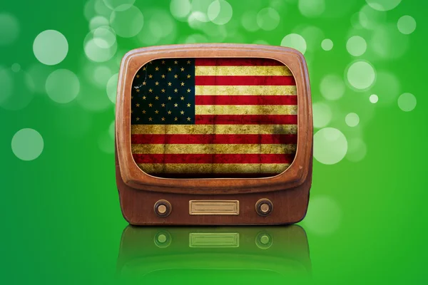 Eski bir tv bir yeşil bokeh arka planda izole — Stok fotoğraf