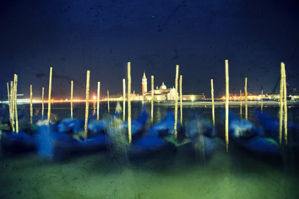 Gondole notturne grunge a Venezia — Foto Stock