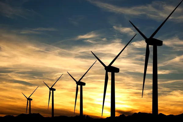 Turbinas eólicas en una puesta de sol — Foto de Stock