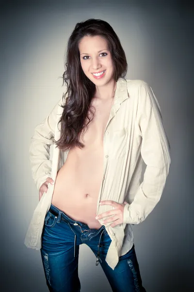Krásná mladá žena v otevřené top a džíny — Stock fotografie