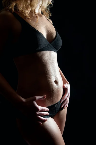 Мокрое тело красивой молодой женщины в черном нижнем белье — стоковое фото