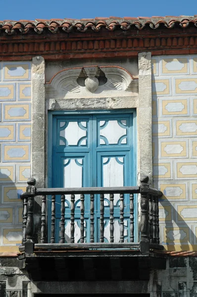 Vecchia porta con balcone — Foto Stock