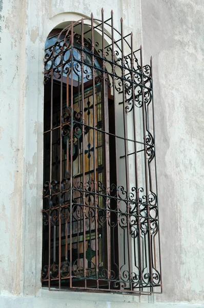 Красочное окно с решеткой — стоковое фото