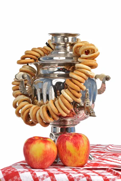 Русский самовар с бубликами и яблоками — стоковое фото