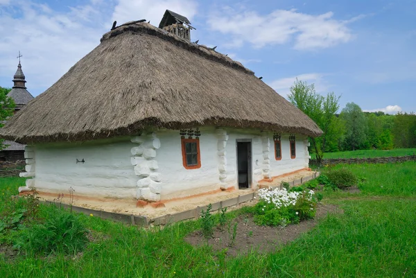 Antigua casa rural tradicional con techo de paja, Museo Folclórico de Pirogovo, Kiev —  Fotos de Stock