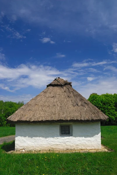 Antigua casa blanca con techo de paja, Museo Folclórico de Pirogovo, Kiev —  Fotos de Stock