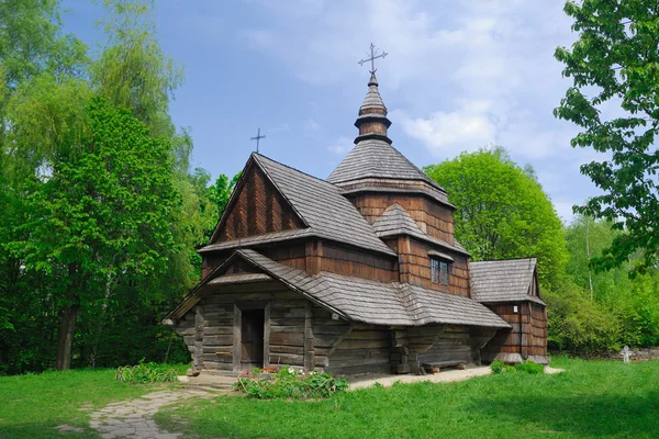 Oekraïense platteland orthodoxe kerk in de bossen, folk arts museum, pirogovo, kiev — Stockfoto