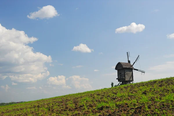 农村风景与旧风车，乌克兰 — 图库照片